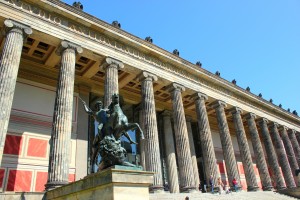 Reiterskulptur vor Eingang Altes Museum in Berlin