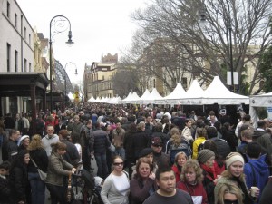 No inverno, uma feira com músicos e comida na rua de pedestre no centro