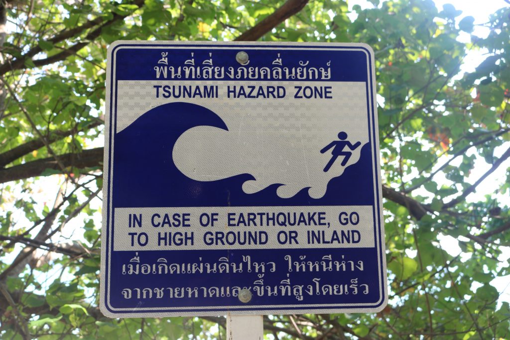 Placa indicando a rota de fuga do Tsunami, Phi Phi, Tailândia