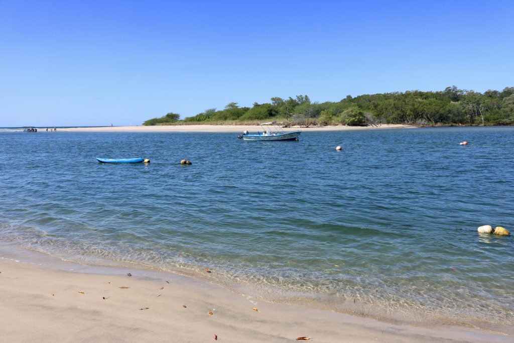 Rio Matapalo, separa a Praia Tamarindo da Praia Grande. Cuidado, tem crocodilos!