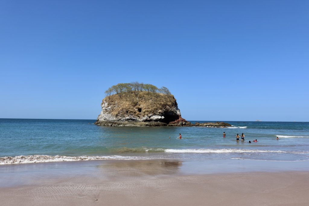 Playa Real, Bahia dos Piratas, reparem o furo na pedra, conforme a lenda, era o esconderijo de tesouro dos piratas, Costa Rica