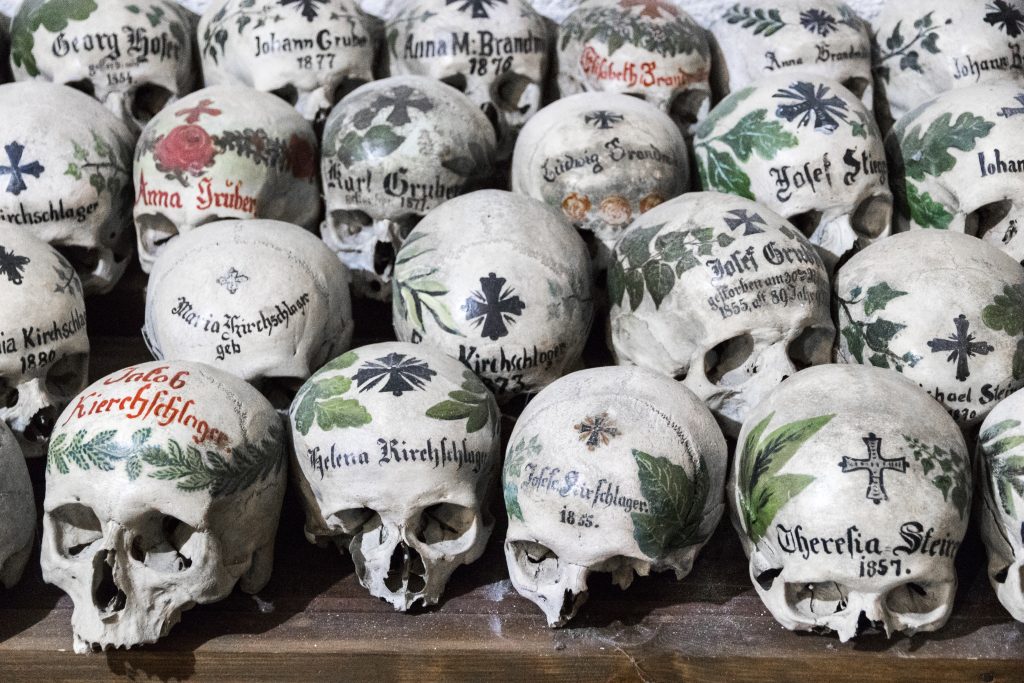 Crânios pintados em Charnel House ou Beinhaus, Hallstatt, Austria
