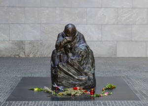 statue of mother holding his dead child in neue wache 