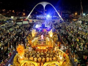 Desfile de Escola de Samba no Sambódromo