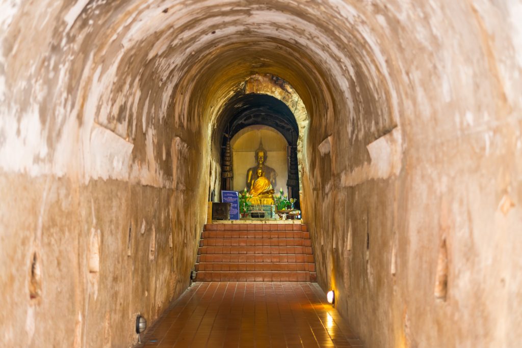 Túnel no Wat Umong, Chiang Mai, Tailândia