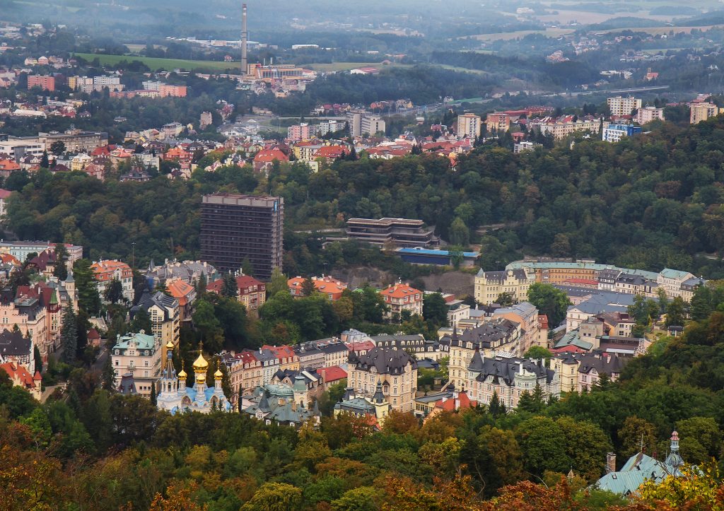 Vista do Mirante Diana (Rozhledna Diana) em Karlovy Vary, República Tcheca